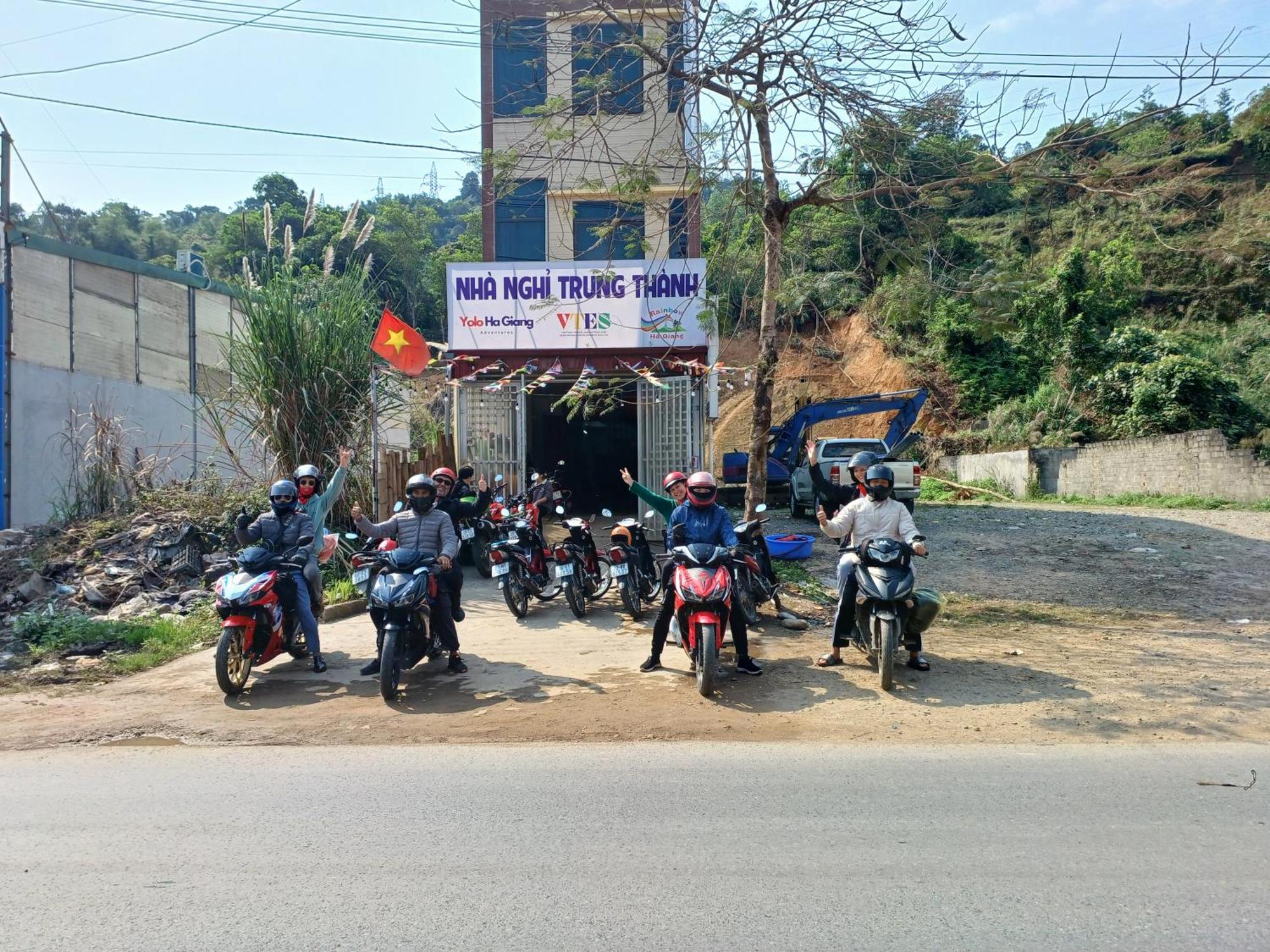 Yolo Ha Giang Adventures, Motorbike And Loop Tours 호텔 외부 사진