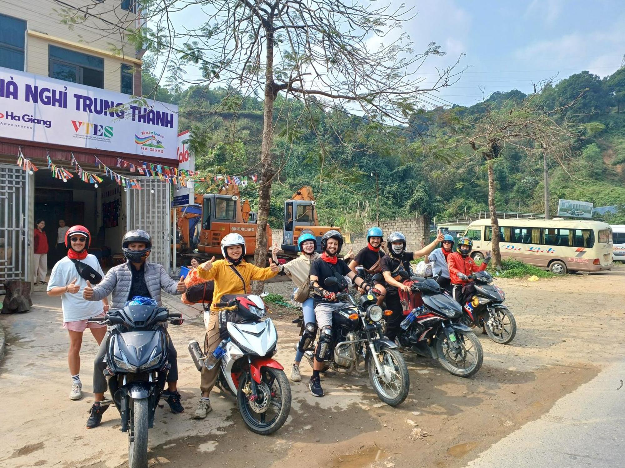 Yolo Ha Giang Adventures, Motorbike And Loop Tours 호텔 외부 사진